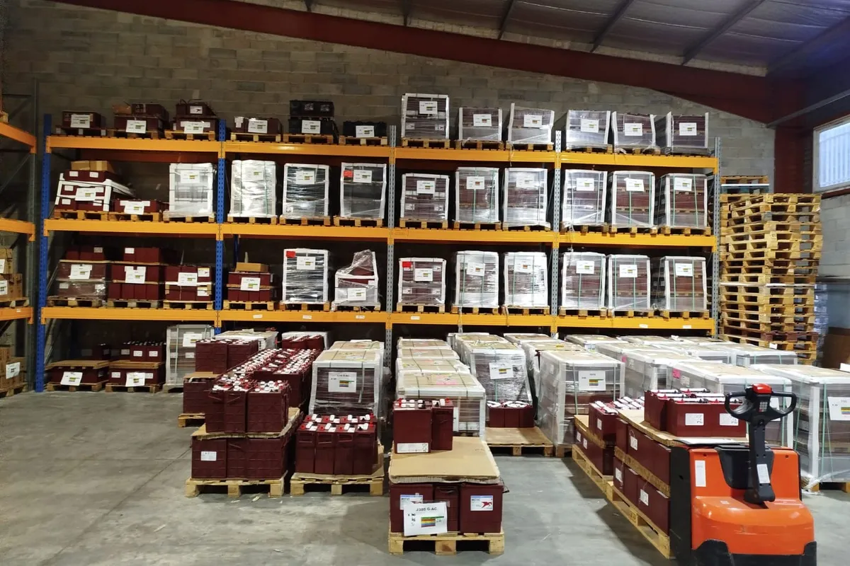 Rack de palettes de batteries à décharge profonde et transpalette électrique dans l’entrepôt Accus Plus