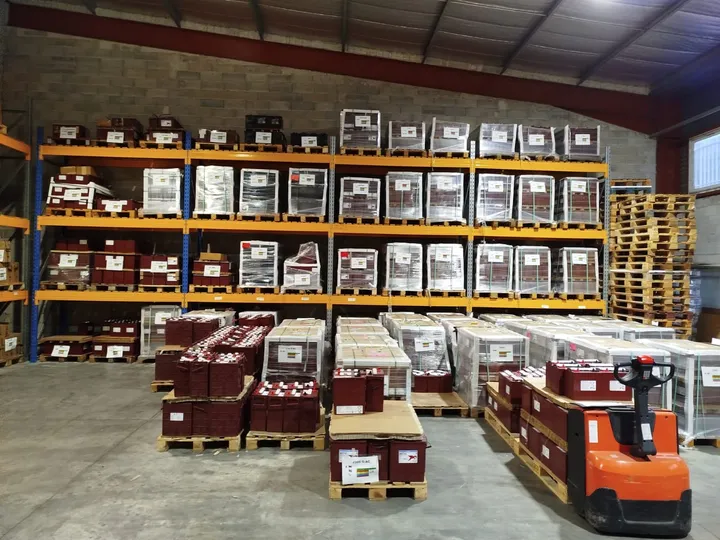 Allée de stockage et batteries en préparation dans l’entrepôt Accus Plus