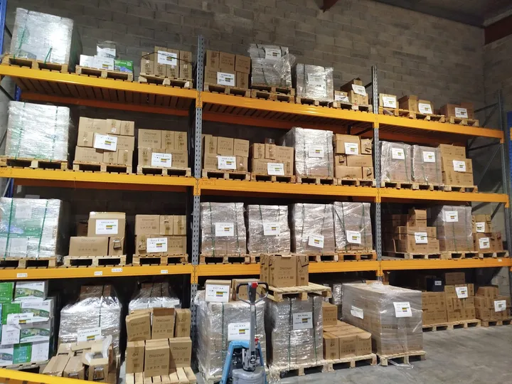 Stock de batteries stationnaires dans l’entrepôt Accus Plus de Pégomas