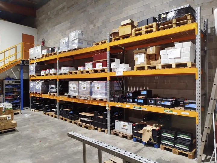 Rayonnage de batteries AGM dans l’entrepôt Accus Plus de Pégomas