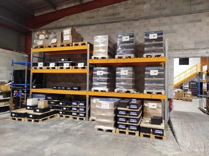 Rack de palettes de batteries de démarrage et de servitude dans l’entrepôt Accus Plus