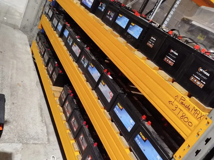 Rack de batteries de traction prêtes à l’expédition dans l’entrepôt Accus Plus