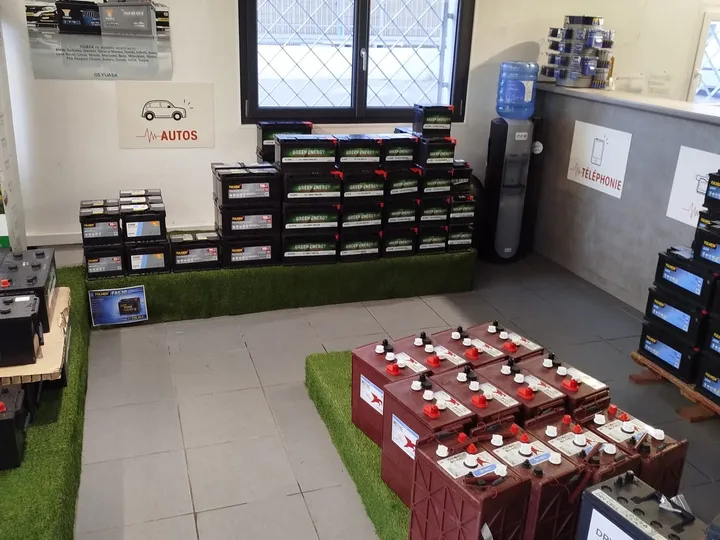 Batteries à décharge profonde présentées dans l’agence Accus Plus