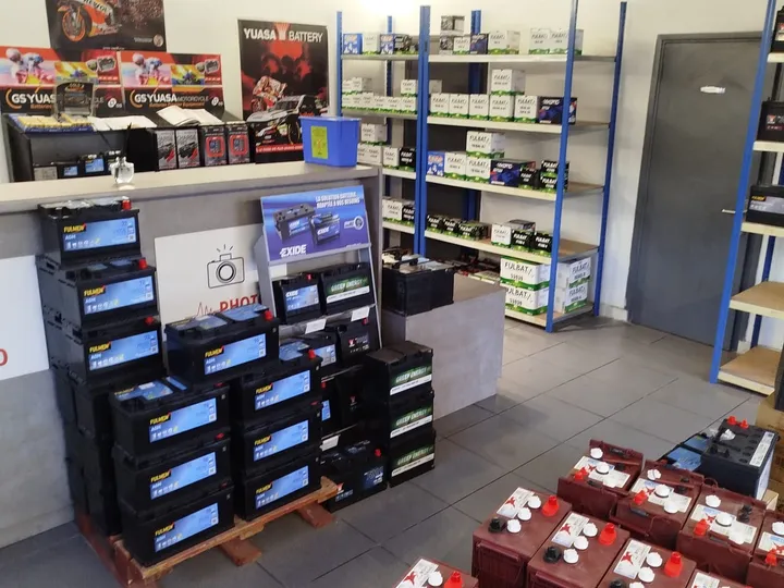 Showroom Accus Plus : gammes de batteries et de chargeurs présentées aux clients professionnels